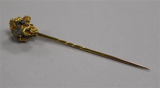 A yellow metal nugget stick pin 7.3g
